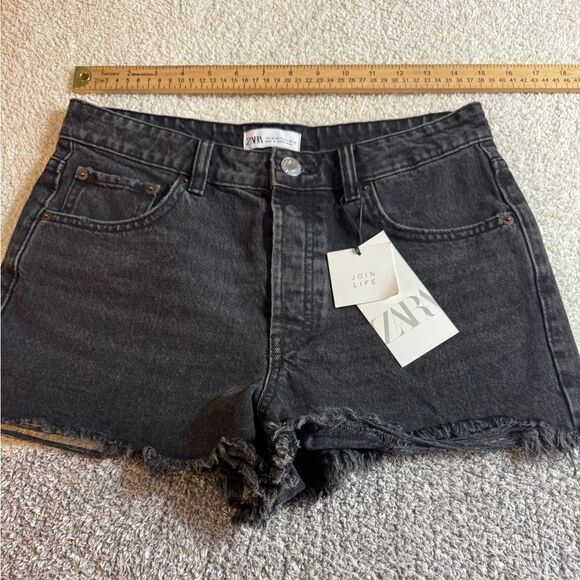 Zara Shorts Womens Sz 6 High Rise Distressed Denim Black Frayed Hem Metal Button - Picture 11 of 13